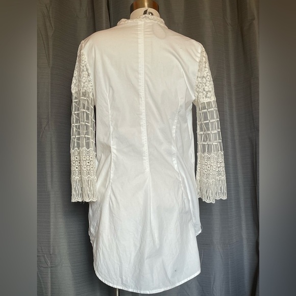 XCVI blouse with lace sleeves and bodice. - Picture 3 of 6